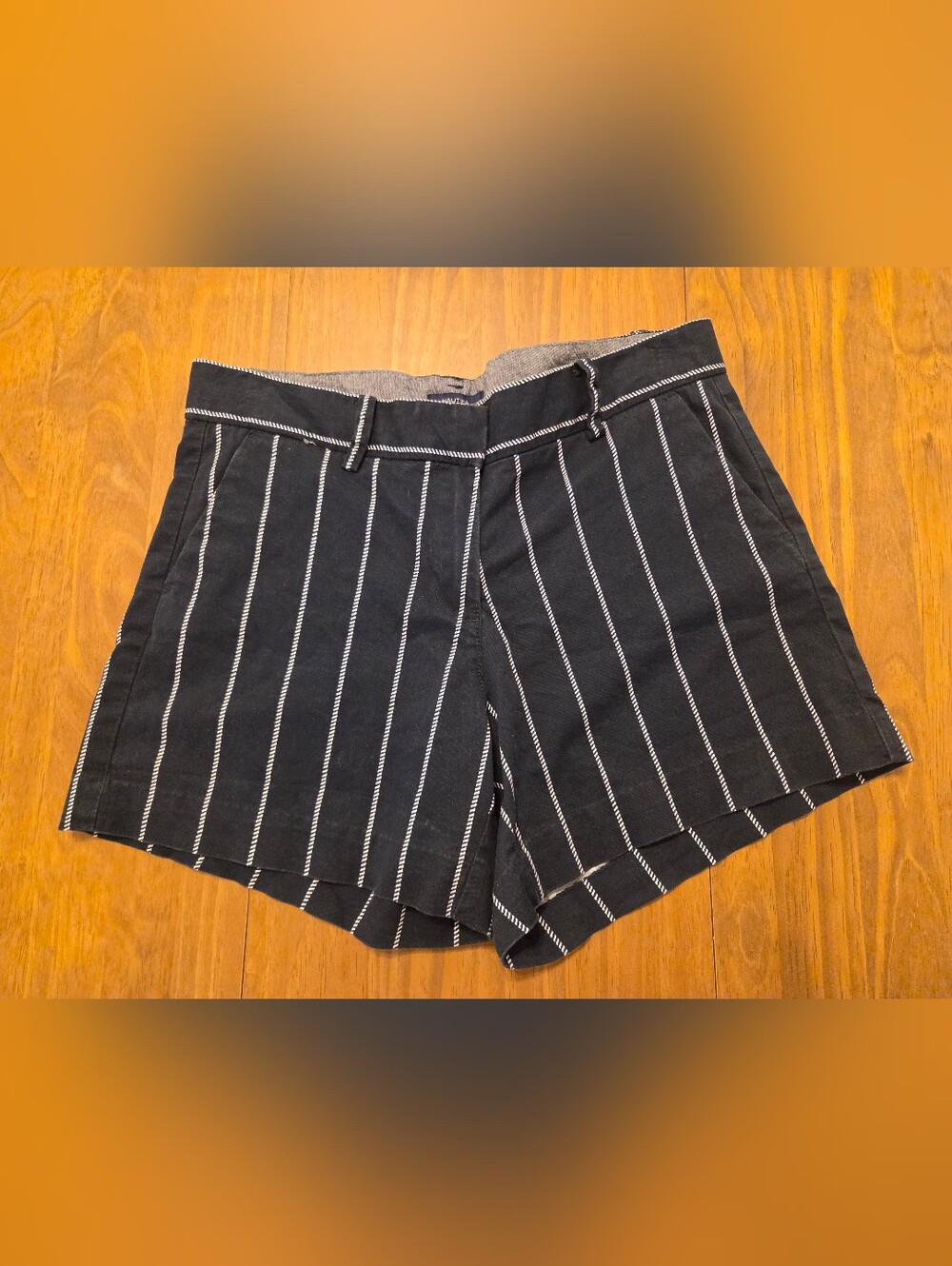 Nautica Navy Larger Pinstripe Straight Shorts Size 6 comfy but Classy